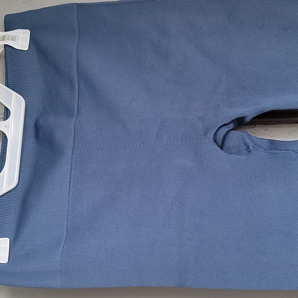 Fabletics large blue cheetah compression leggings - Picture 3 of 4